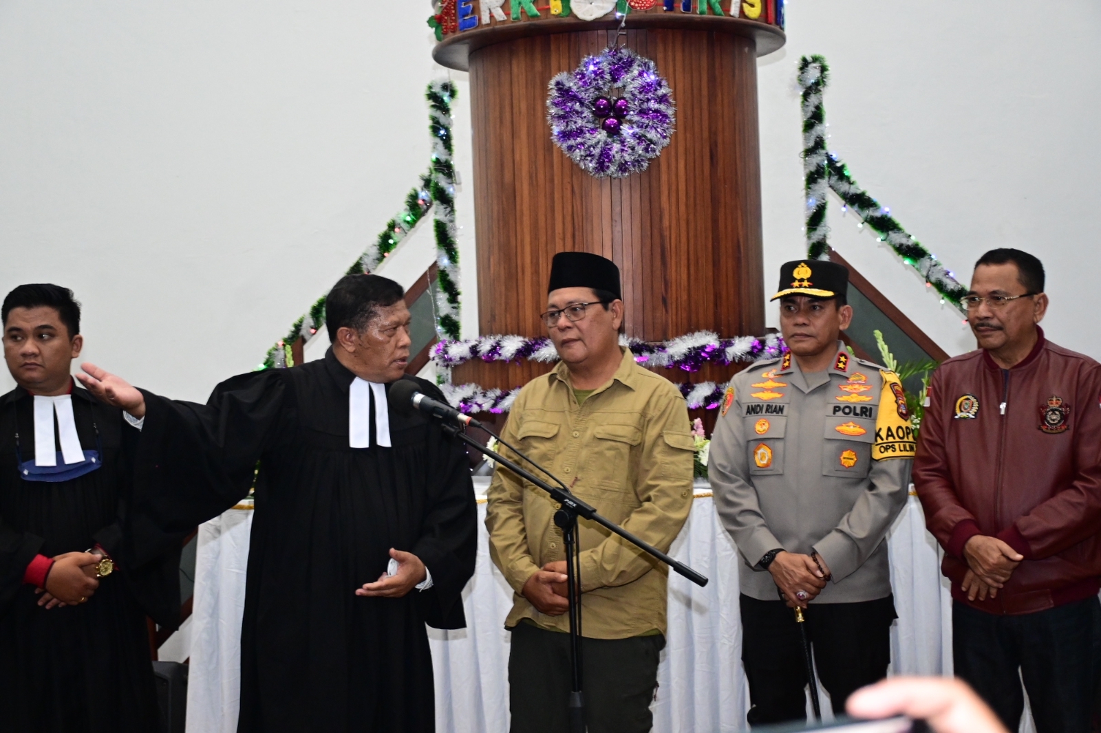 Gubernur Kalimantan Selatan bersama Kapolda Kalimantan Selatan tinjau pengamanan gereja