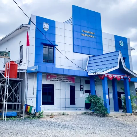 Gedung Unit Pelaksana Teknis (UPT) Puskesmas Martapura 2, Jalan Pangeran Abdurrahman, Kelurahan Keraton, Kecamatan Martapura, Kabupaten Banjar, Kamis (3/8/2023). (Foto: Juwita/Newsway.id)