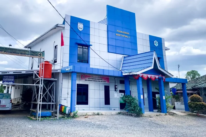 Gedung Unit Pelaksana Teknis (UPT) Puskesmas Martapura 2, Jalan Pangeran Abdurrahman, Kelurahan Keraton, Kecamatan Martapura, Kabupaten Banjar, Kamis (3/8/2023). (Foto: Juwita/Newsway.id)