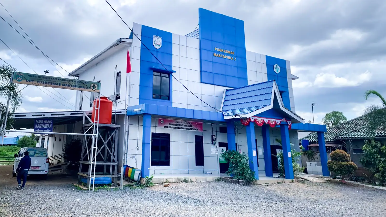 Gedung Unit Pelaksana Teknis (UPT) Puskesmas Martapura 2, Jalan Pangeran Abdurrahman, Kelurahan Keraton, Kecamatan Martapura, Kabupaten Banjar, Kamis (3/8/2023). (Foto: Juwita/Newsway.id)