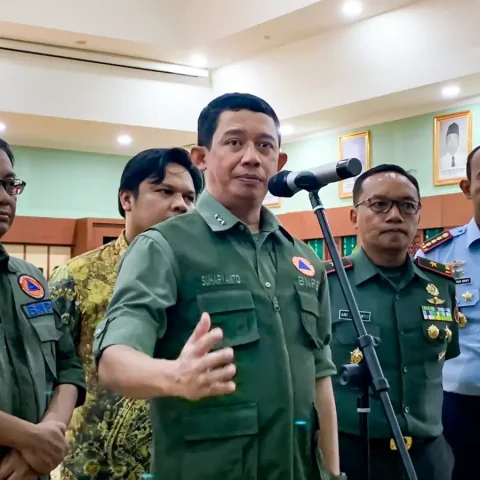 Kepala BNPB, Letjen TNI Suharyanto didampingi Komandan Pangkalan TNI AU Syamsuddin Noor, Kolonel Penerbang Vincentius Endy Hadi Putra, Danrem 101 Antasari Brigjen TNI Ari Ariyanto, dan lainnya, usai Rakoor Evaluasi Penanganan Bencana Karhutla dan Kekeringan, di Gd. Idham Chalid Banjarbaru, pada Kamis (21/9/2023). (foto: Juwita/Newsway.id)