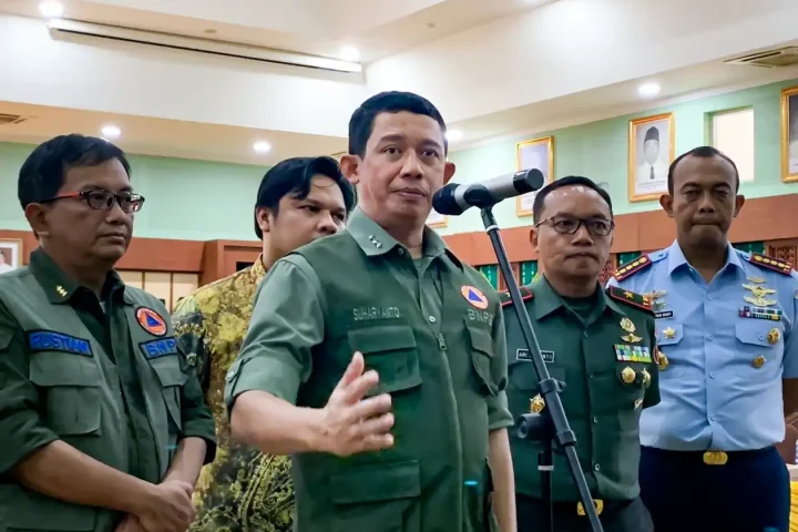 Kepala BNPB, Letjen TNI Suharyanto didampingi Komandan Pangkalan TNI AU Syamsuddin Noor, Kolonel Penerbang Vincentius Endy Hadi Putra, Danrem 101 Antasari Brigjen TNI Ari Ariyanto, dan lainnya, usai Rakoor Evaluasi Penanganan Bencana Karhutla dan Kekeringan, di Gd. Idham Chalid Banjarbaru, pada Kamis (21/9/2023). (foto: Juwita/Newsway.id)