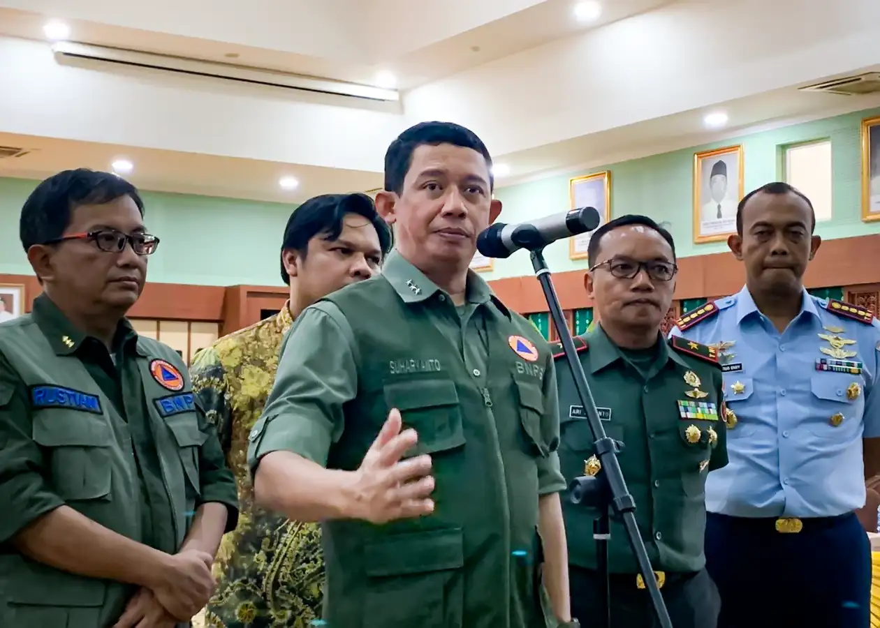 Kepala BNPB, Letjen TNI Suharyanto didampingi Komandan Pangkalan TNI AU Syamsuddin Noor, Kolonel Penerbang Vincentius Endy Hadi Putra, Danrem 101 Antasari Brigjen TNI Ari Ariyanto, dan lainnya, usai Rakoor Evaluasi Penanganan Bencana Karhutla dan Kekeringan, di Gd. Idham Chalid Banjarbaru, pada Kamis (21/9/2023). (foto: Juwita/Newsway.id)