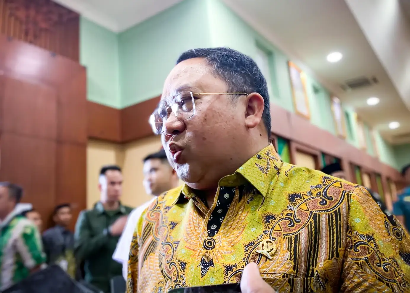 Foto 2: anggota DPRD RI, Syaifullah Tamliha saat wawancara dengan awak media usai Rakoor Evaluasi Penanganan Bencana Karhutla dan Kekeringan, di Gd. Idham Chalid Banjarbaru, pada Kamis (21/9/2023). (foto: Juwita/Newsway.id)