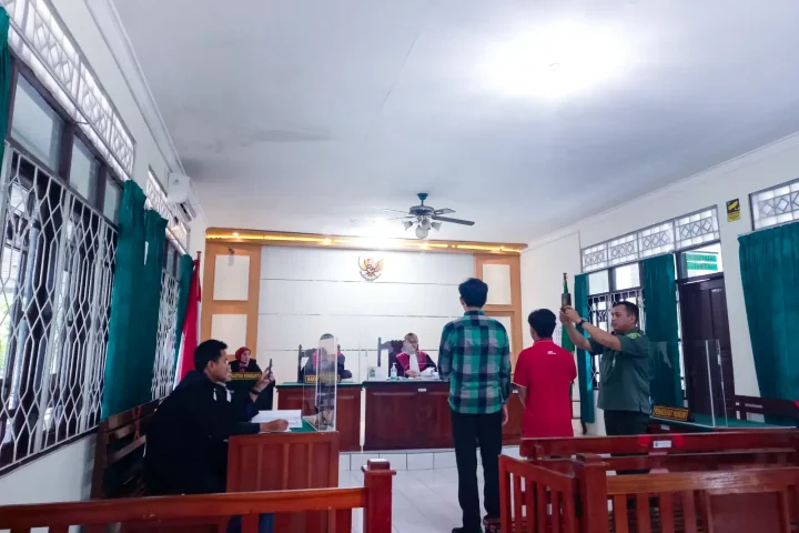 Sidang perdana atas perkara tindak pidana kapabeanan dan cukai oleh AR, di ruang sidang Tirta Pengadilan Negeri Banjarbaru