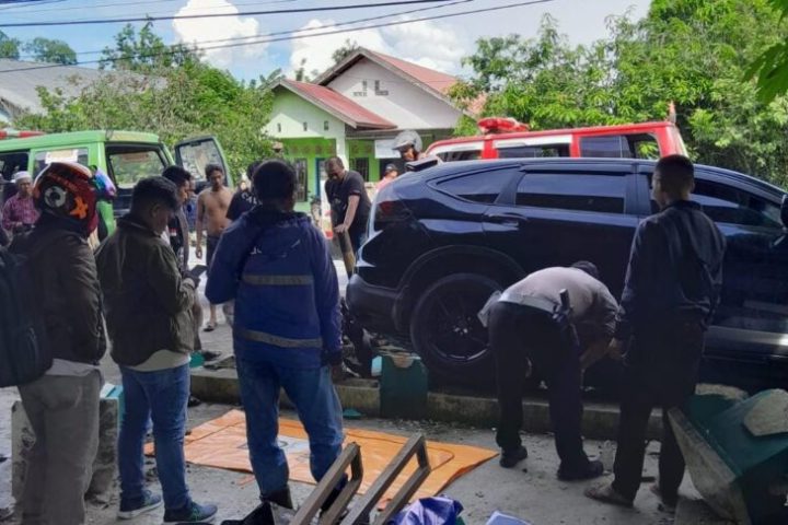 Proses evakuasi kendaraan yang terlibat kecelakaan ( Foto : Satlantas polres HST/newsway.id)