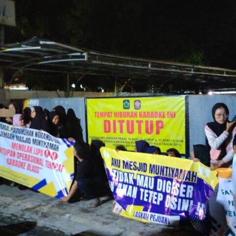 Warga menggelar aksi dengan membawa spanduk, menuntut penutupan tempat karaoke Blass Music. (Foto : Kuntari / newsway.co.id)