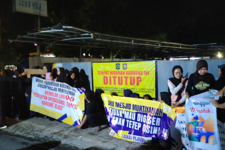 Warga menggelar aksi dengan membawa spanduk, menuntut penutupan tempat karaoke Blass Music. (Foto : Kuntari / newsway.co.id)