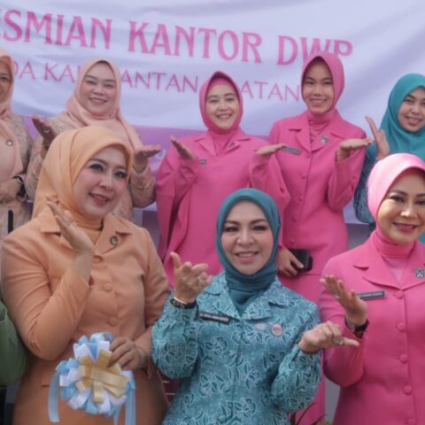 Berfoto bersama usai peresmian Gedung Dharma Wanita Persatuan (DWP) BINDA Kalimantan Selatan berlokasi di Komplek Perkantoran Badan Intelijen Daerah (BINDA) Kalsel, Banjarbaru. (foto: adpim)
