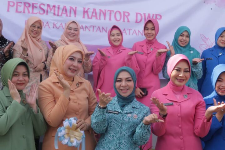 Berfoto bersama usai peresmian Gedung Dharma Wanita Persatuan (DWP) BINDA Kalimantan Selatan berlokasi di Komplek Perkantoran Badan Intelijen Daerah (BINDA) Kalsel, Banjarbaru. (foto: adpim)